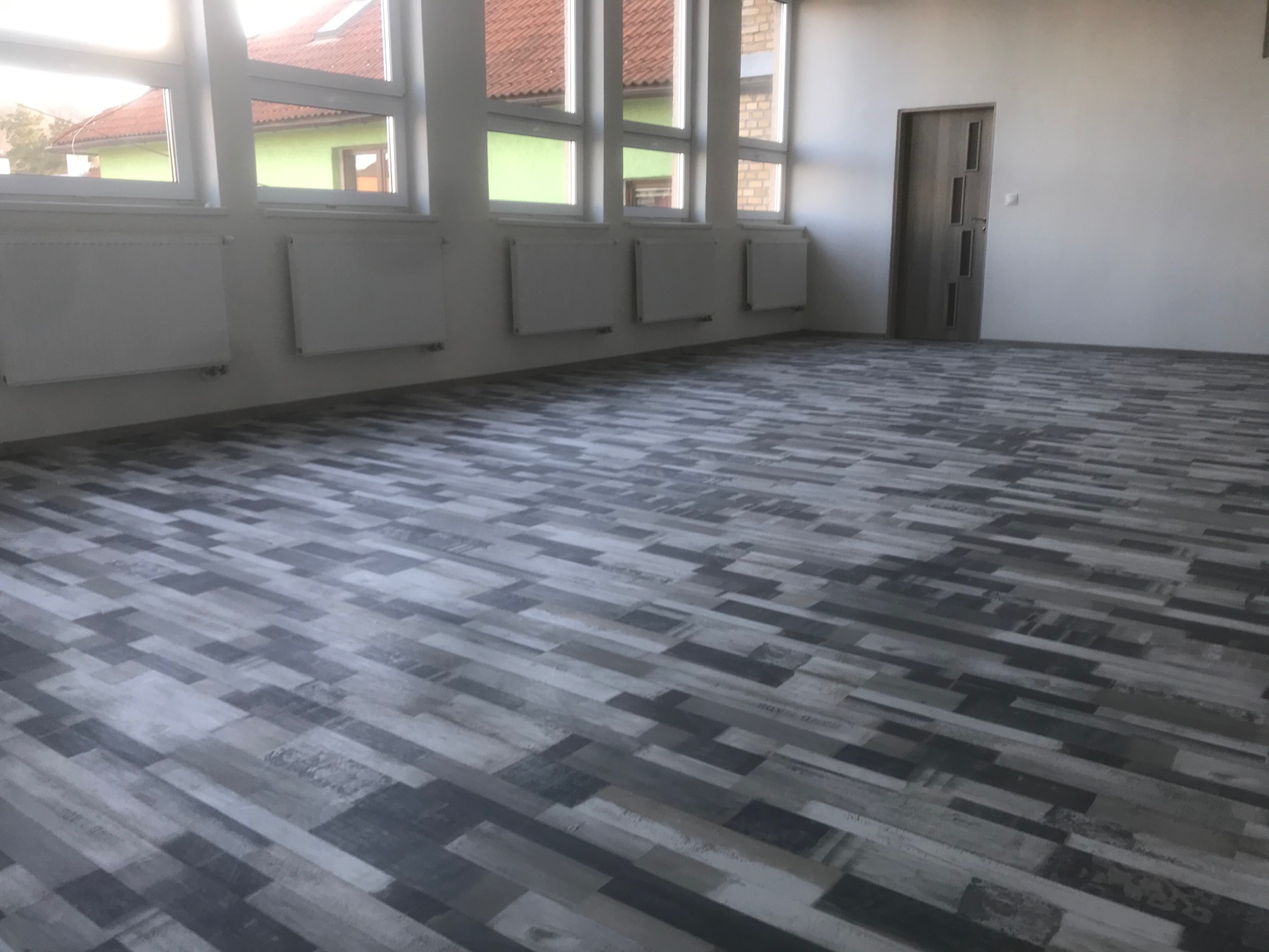 Laminátová podlaha, koberec, lišty - tanečné štúdio - Zvolen